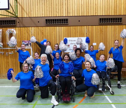 Emely Wagner (Bildmitte) ist seit der Gründung bei den »Blue Poisons«, links neben ihr ist die ehemalige Trainerin Susanne Pape-