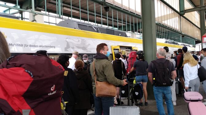 Alles drängt auf eine Tür: Züge zwischen Tübingen und Stuttgart sind immer wieder überfüllt.