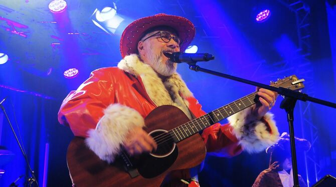 jörg launer jahresendfiguren konzert franz.k foto akr Weihnachtsmann mit Cowboyhut: Jörg Launer beim Auftritt mit den Jahresendfiguren im franz.K.