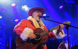 Weihnachtsmann mit Cowboyhut: Jörg Launer beim Auftritt mit den Jahresendfiguren im franz.K.