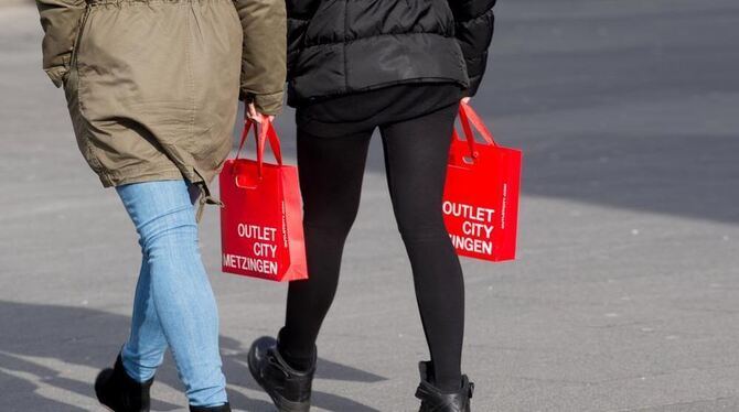 Eine Einkaufstüte als Markensymbol: die Outletcity in Metzingen.