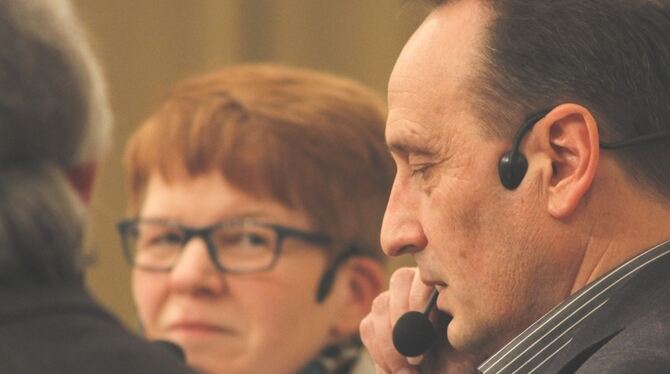 Plauderte beim 99. Zeitgespräch im Spitalhof-Saal aus dem Nähkästchen: der mehrfach preisgekrönte Autor Alois Prinz (rechts). FO