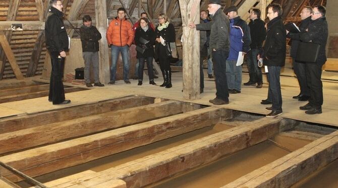 Auf dem Dachboden des Schlosses lassen sich die Probleme nicht einfach unter den Teppich kehren: Zimmermann Günter Klingenstein