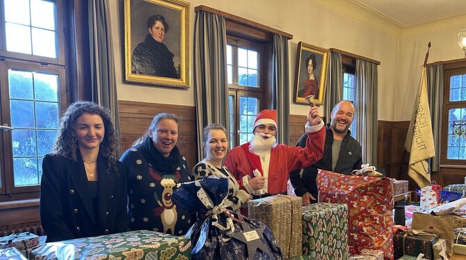 Mitarbeiterinnen und Mitarbeiter der Stadtverwaltung Bad Urach unterstützten den Weihnachtsmann bei der Ausgabe der Geschenke.