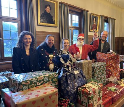 Mitarbeiterinnen und Mitarbeiter der Stadtverwaltung Bad Urach unterstützten den Weihnachtsmann bei der Ausgabe der Geschenke.