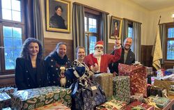 Mitarbeiterinnen und Mitarbeiter der Stadtverwaltung Bad Urach unterstützten den Weihnachtsmann bei der Ausgabe der Geschenke.