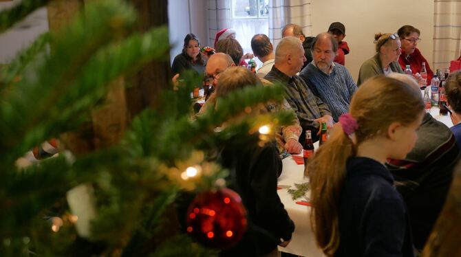 Stimmungsvoll, Gemeinschaft und gutes Essen gab es am Mittwoch, 24. Dezember, im Reutlinger S-Haus bei der AWO-Weihnachtsfeier.