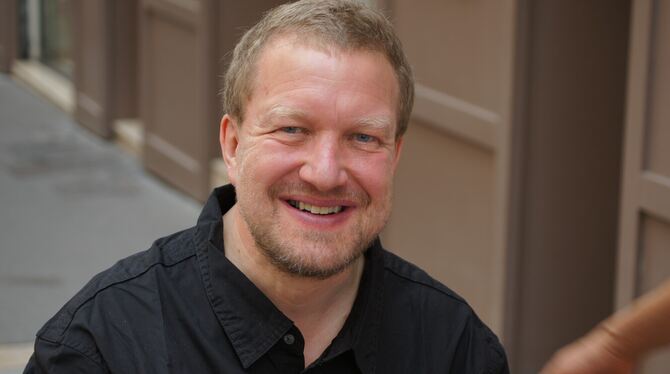 Der Tübinger Stiftskirchenkantor Ingo Bredenbach eröffnet am 11. Januar 2026 die Reutlinger Reihe »Taste und Ton«.