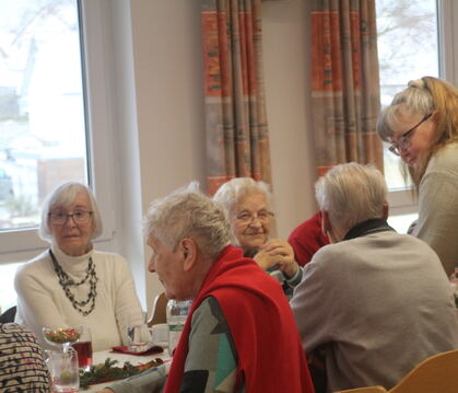 Beim Weihnachtsessen in der DRK-Rettungswache Belsen am Mittwoch kamen viele miteinander ins Gespräch.