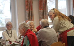 Beim Weihnachtsessen in der DRK-Rettungswache Belsen am Mittwoch kamen viele miteinander ins Gespräch.