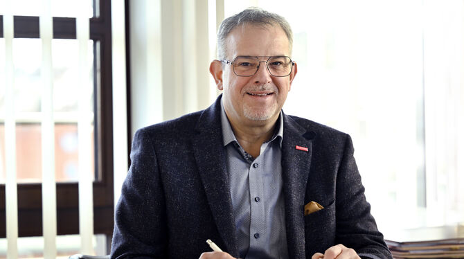 Handwerk Präsident Alexander Wälde an seinem Schreibtisch in der Handwerkskammer Reutlingen.