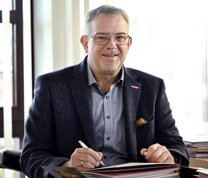 Präsident Alexander Wälde an seinem Schreibtisch in der Handwerkskammer Reutlingen.