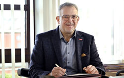 Präsident Alexander Wälde an seinem Schreibtisch in der Handwerkskammer Reutlingen.