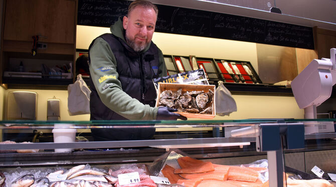 Erich Brunner weiß, was seine Kunden wünschen: An seinem Fisch & Feinkost-Stand auf dem Wochenmarkt herrscht vor allem an den Fe