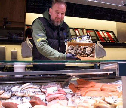Erich Brunner weiß, was seine Kunden wünschen: An seinem Fisch & Feinkost-Stand auf dem Wochenmarkt herrscht vor allem an den Fe