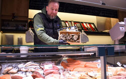 Erich Brunner weiß, was seine Kunden wünschen: An seinem Fisch & Feinkost-Stand auf dem Wochenmarkt herrscht vor allem an den Fe