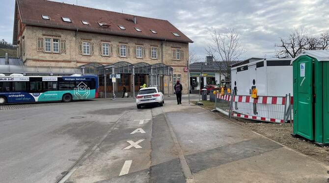 Der weiße Toilettencontainer steht nun weithin sichtbar auf dem Bahnhofsvorplatz in Metzingen.