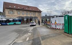 Der weiße Toilettencontainer steht nun weithin sichtbar auf dem Bahnhofsvorplatz in Metzingen.
