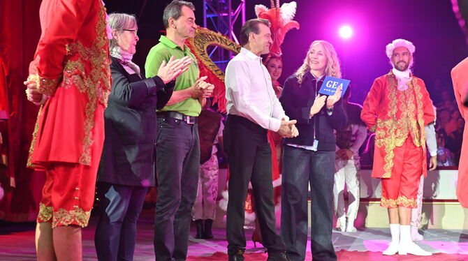 Glückliche Gesichter in der Manege Iris Goldak vom GEA-Leser-helfen-Verein verkündert, dass 12.120 Euro gespendet wurden. Rechts