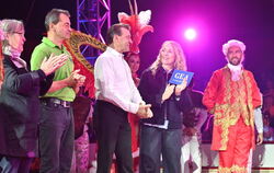 Glückliche Gesichter in der Manege Iris Goldak vom GEA-Leser-helfen-Verein verkündert, dass 12.120 Euro gespendet wurden. Rechts