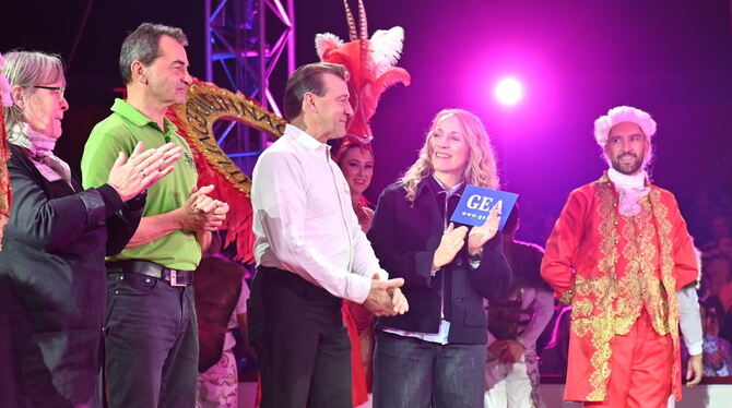 Glückliche Gesichter in der Manege Iris Goldak vom GEA-Leser-helfen-Verein verkündert, dass 12.120 Euro gespendet wurden. Rechts