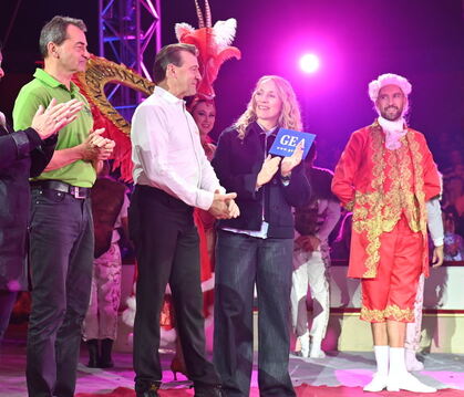 Glückliche Gesichter in der Manege Iris Goldak vom GEA-Leser-helfen-Verein verkündert, dass 12.120 Euro gespendet wurden. Rechts