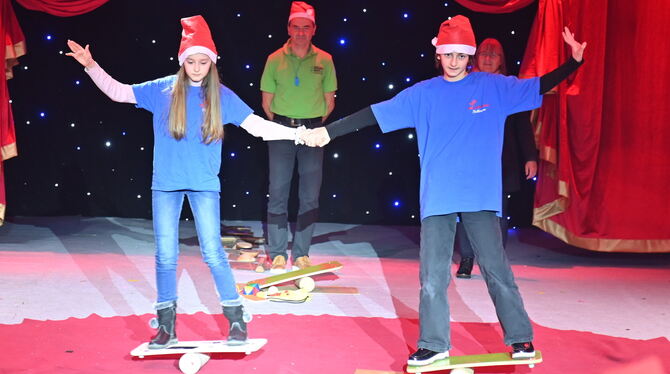 Zirkusreif die Vorstellung der Pfullinger Laiblin-Schüler auf den gespendeten Gerätschaften