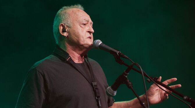 Konzert Alex Köberlein singt wie gewohnt im rau-dialektischen Oberschwäbisch.