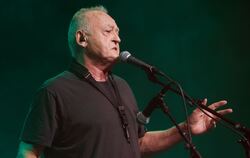 Alex Köberlein singt wie gewohnt im rau-dialektischen Oberschwäbisch.