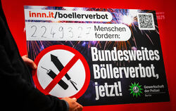 Landesbezirksvorsitzender GdP Berlin übergibt auf der Innenministerkonferenz eine Böllerverbot-Petition.