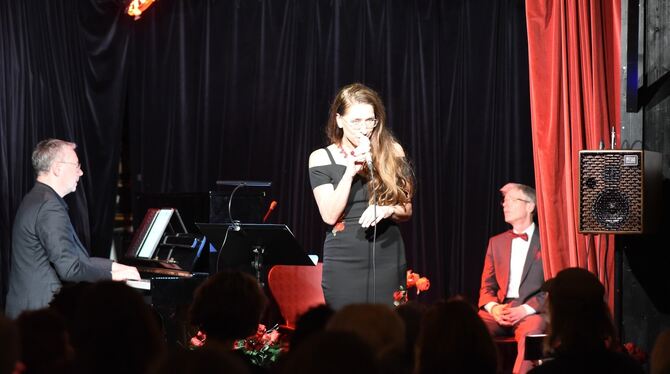 Chris Geisler, Eleonore Hochmuth und Manfred Menzel feiern an zwei Abenden rund um den 100. Geburtstag von Hildegard Knef Leben