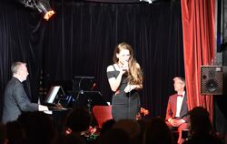 Chris Geisler, Eleonore Hochmuth und Manfred Menzel feiern an zwei Abenden rund um den 100. Geburtstag von Hildegard Knef Leben