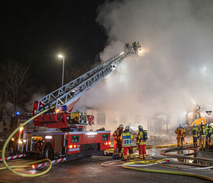 Noch zwei Stunden nach Brandausbruch löschen Feuerwehren das Hasenheim in Altenriet. Ein Bagger reißt Teile des Dachs herunter,