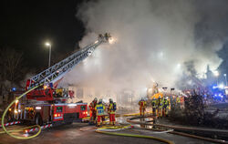 Noch zwei Stunden nach Brandausbruch löschen Feuerwehren das Hasenheim in Altenriet. Ein Bagger reißt Teile des Dachs herunter,