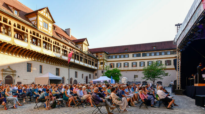 Mit der Konzertreihe verwandelt die Universitätsstadt Tübingen den Schlosshof im Sommer in einen stimmungsvollen Konzertsaal.