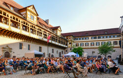 Mit der Konzertreihe verwandelt die Universitätsstadt Tübingen den Schlosshof im Sommer in einen stimmungsvollen Konzertsaal.