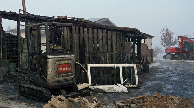 Dieses Gebäude in der Ulmer Straße von Mehrstetten wurde ein Raub der Flammen.