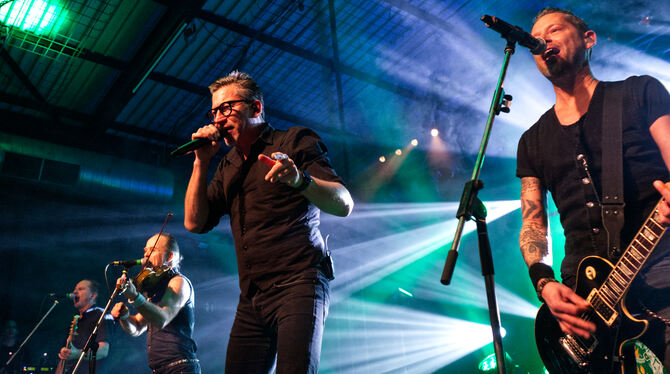 »Fiddler's Green« im LKA Stuttgart Stehen seit 35 Jahren auf der Bühne: Die Erlanger Musiker von Fiddler's Green.