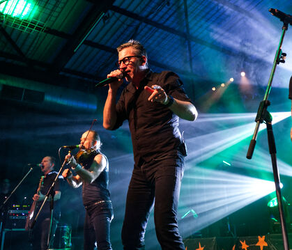 Stehen seit 35 Jahren auf der Bühne: Die Erlanger Musiker von Fiddler's Green.