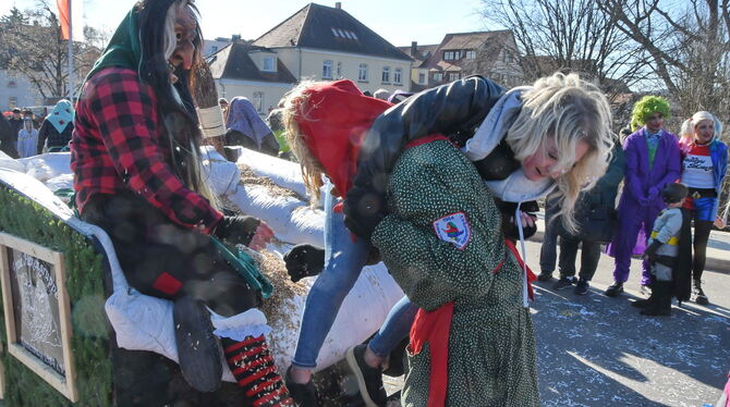 Hexen Freie Hexengruppen kennen kein Erbarmen mit vorwitzigen Umzugs-Zuschauerinnen