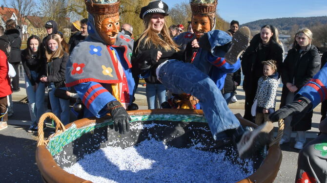 Stoagrätle Fasnet Ein Bad in der Menge der Bad Niedernauer Stoagrättle