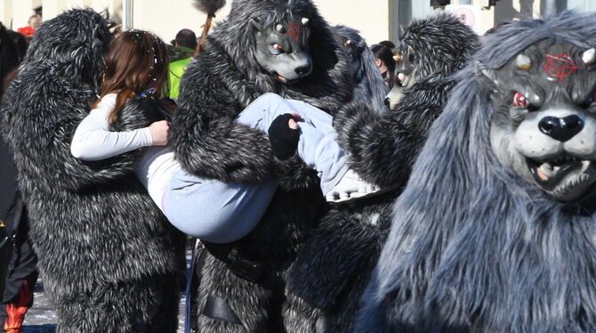 Höllen-Otter Fasnet Achtung! Reutlinger Höllen-Otter greifen sich, was sie kriegen können