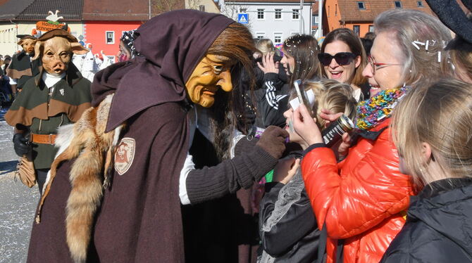 Ranzenpuffer Mahdabach Narren Erst mal aufhübschen für die Kirchentellinsfurter Ranzenpuffer samt Mahdabach-Bärbel