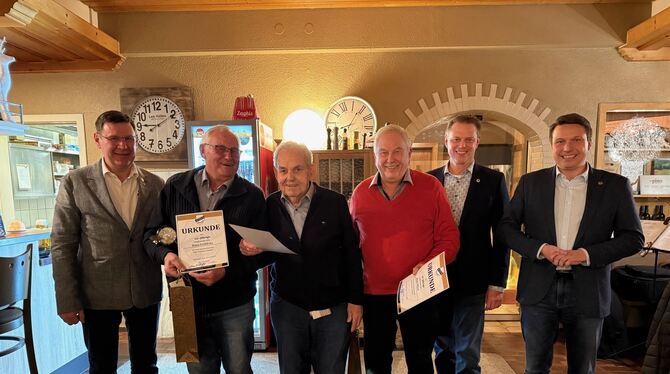 Ehrungen für langjährige Vereinstreue beim TSV Undingen (von links): Martin Vöhringer, Hans Leibfritz, Walter Leibfritz, Hans Wi Ehrungen für langjährige Vereinstreue beim TSV Undingen (von links): Martin Vöhringer, Hans Leibfritz, Walter Leibfritz, Hans Wi