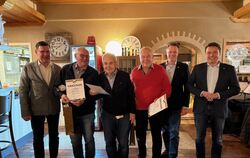 Ehrungen für langjährige Vereinstreue beim TSV Undingen (von links): Martin Vöhringer, Hans Leibfritz, Walter Leibfritz, Hans Wi