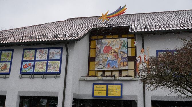 Das Aquarell »Die Anbetung« wurde als letztes Fenster des Gomadinger Adventskalenders dieses Jahres enthüllt.  FOTO: LENK