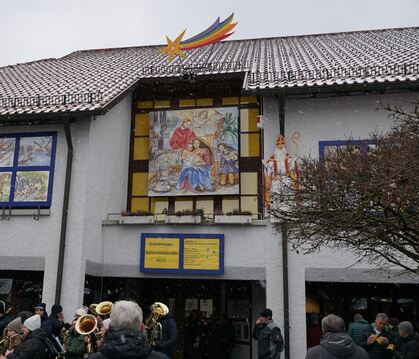 Das Aquarell »Die Anbetung« wurde als letztes Fenster des Gomadinger Adventskalenders dieses Jahres enthüllt.  FOTO: LENK