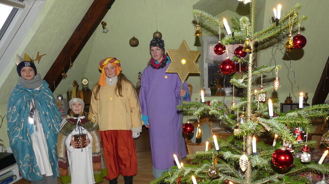 Die Sternsinger werden oft in die Wohnzimmer gebeten, um am Christbaum zu singen – wie hier in einem Haus im Metzinger Wohngebie Die Sternsinger werden oft in die Wohnzimmer gebeten, um am Christbaum zu singen – wie hier in einem Haus im Metzinger Wohngebie