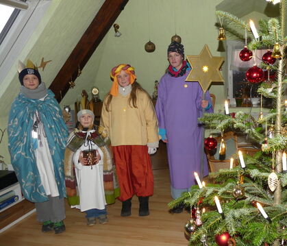 Die Sternsinger werden oft in die Wohnzimmer gebeten, um am Christbaum zu singen – wie hier in einem Haus im Metzinger Wohngebie
