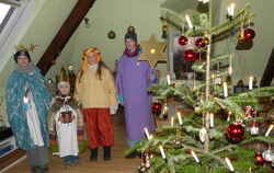 Die Sternsinger werden oft in die Wohnzimmer gebeten, um am Christbaum zu singen – wie hier in einem Haus im Metzinger Wohngebie